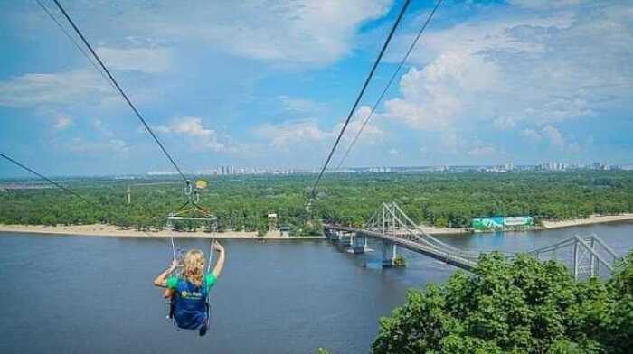 Рятувальники витягли тіло хлопця, який учора зірвався у Дніпро через обрив тросі на атракціоні у Києві