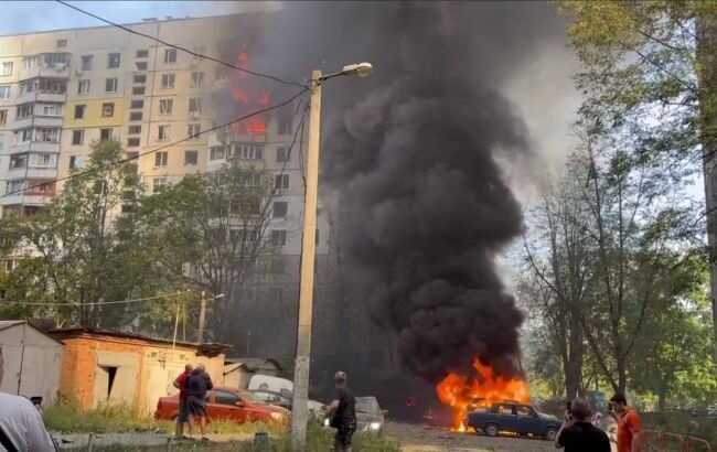 Авіаудар по багатоповерхівці у Харкові: стався частковий обвал будівлі