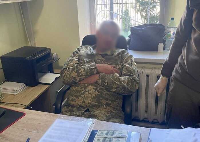 Поліцейські на Черкащині викрили на хабарі посадовця РТЦК та його спільницю