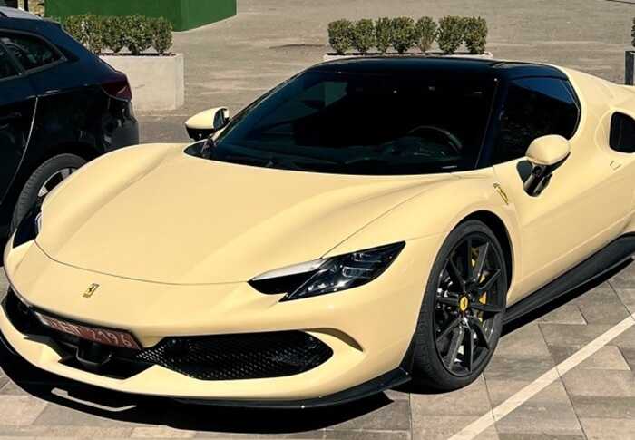Стало відомо хто роз’їжджає на Ferrari за 340 тисяч доларів по Києву