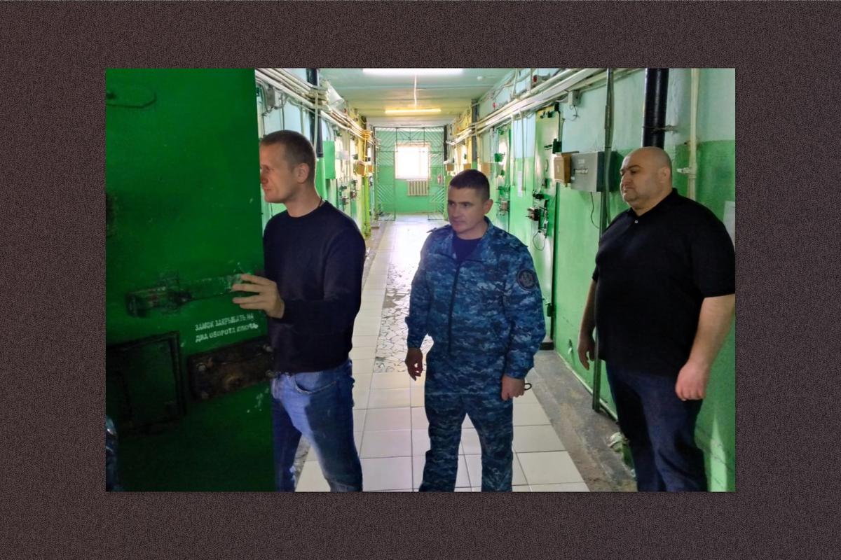 Зліва направо: Председатель ОНК Ростовской обл Игорь Омельченко, Александр Штода, заступник Омельченко — Нвер Ванян. Члени ОНК должны защищать права заключенных.